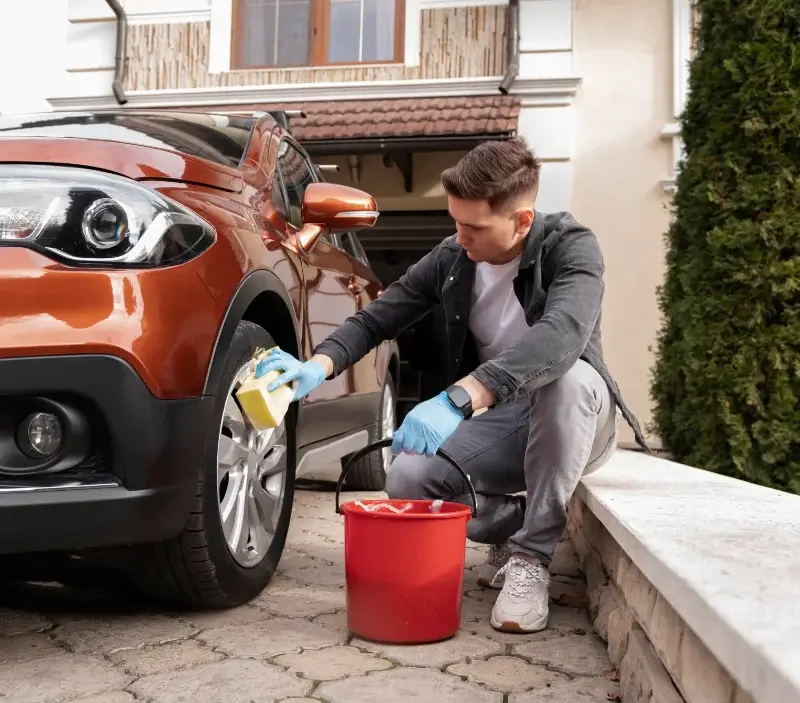Lavage auto à domicile Champagnac-la-Noaille : professionnel intervenant sur un véhicule